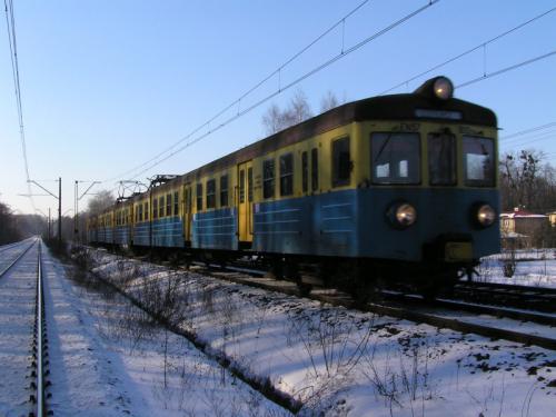 EN57-692 zmierzający z Łodzi do Skierniewic Bedoń 6.02.2005