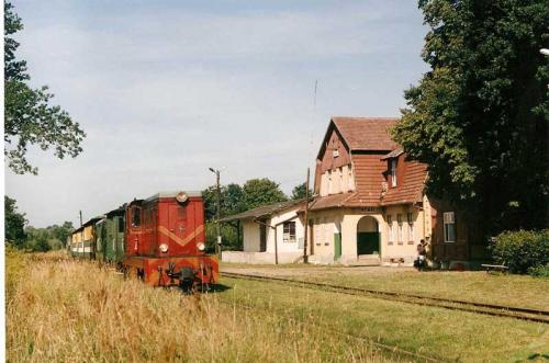 Rumun na stacji w Rewalu, 2001r.